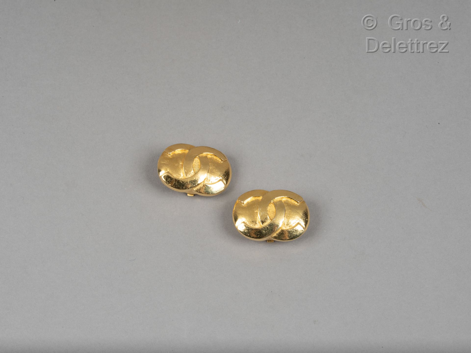 Null CHANEL by Karl Lagerfeld

Circa 1988

Pair of oval ear clips in gilded meta&hellip;