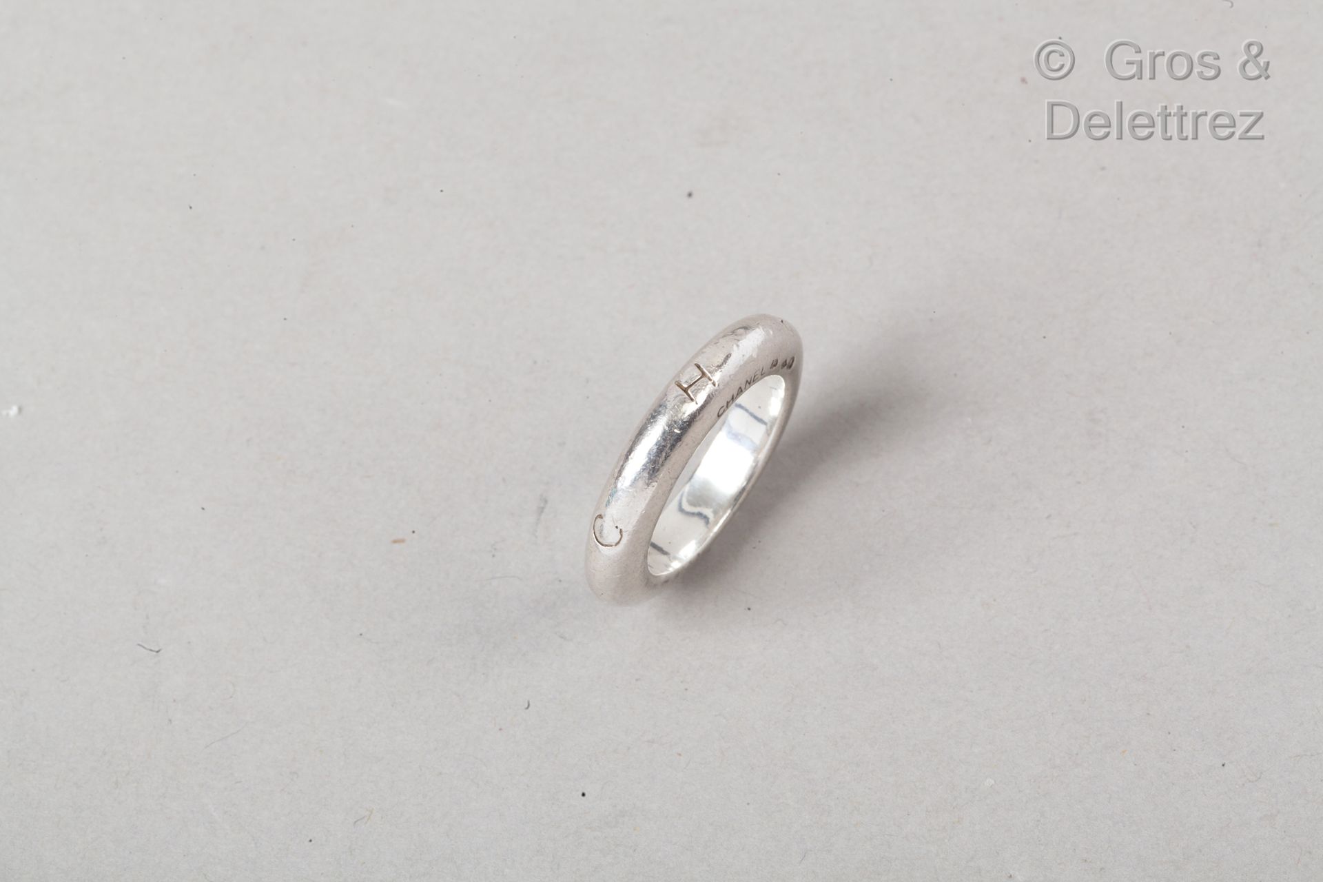 Null CHANEL

Ring aus Silber 925 Tausendstel mit eingraviertem Namen des Hauses.&hellip;