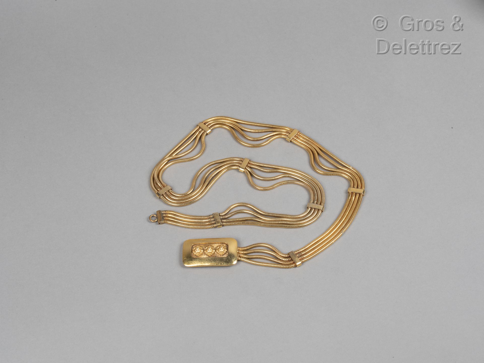 Null 香奈儿

约1970年

四排鎏金金属管状链带，长方形带扣有三个狮子头。无符号。长度：78厘米。(轻微氧化）。