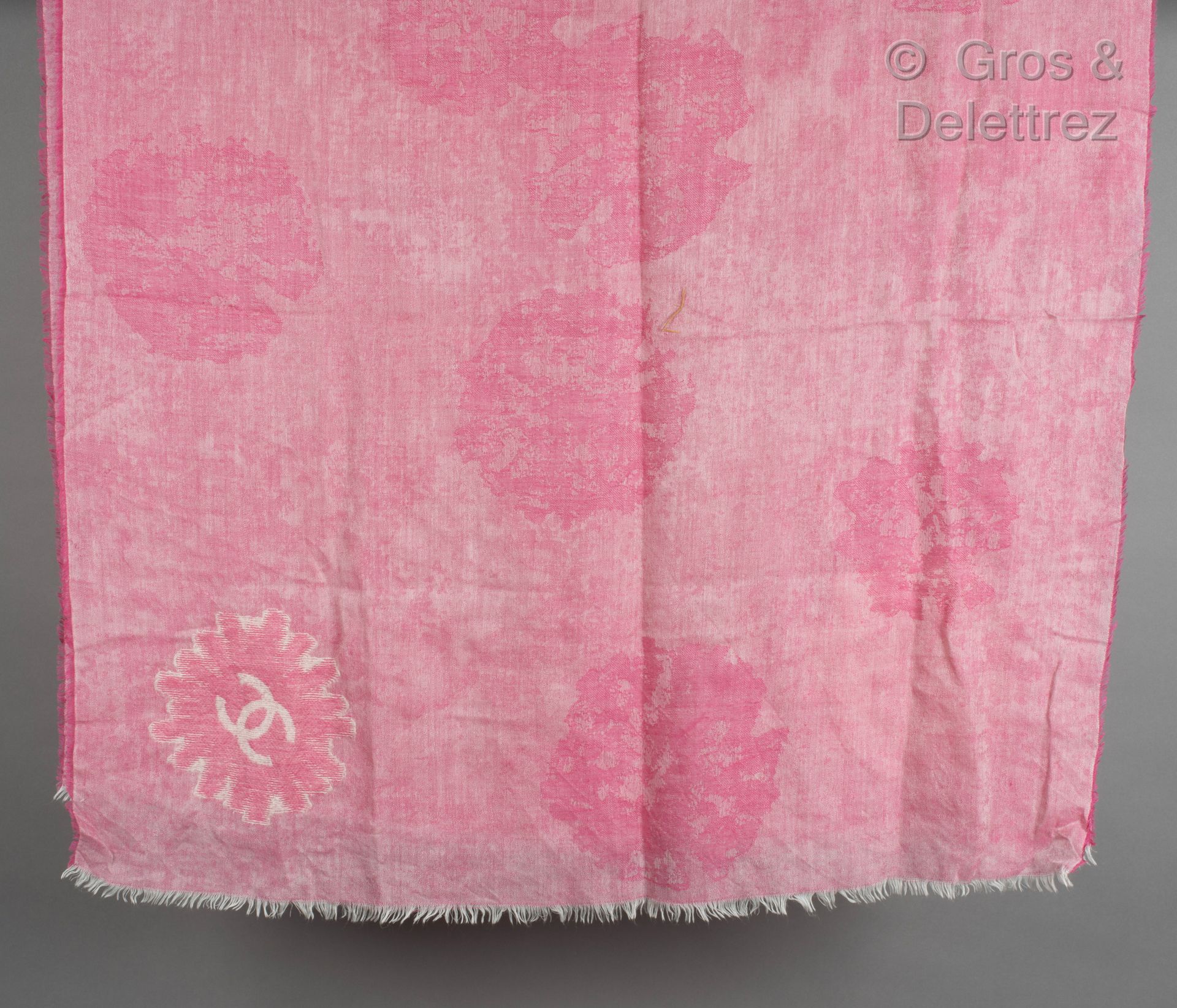 Null CHANEL

Scarf in pink cashmere voile, ecru, frayed finishings.