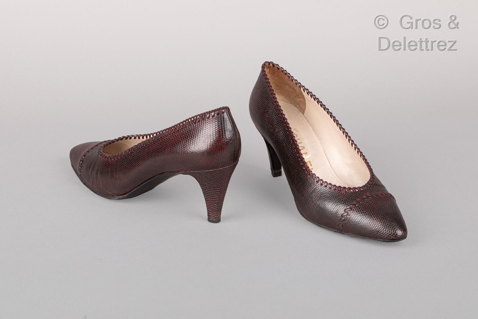 Null CHANEL

Pair of burgundy lizard pumps, 80mm covered heels, leather soles. T&hellip;