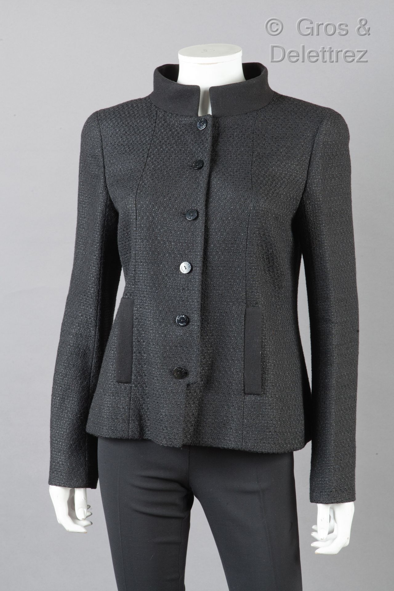 Null 卡尔-拉格斐的香奈儿专卖店

约1998年

黑色斜纹软呢外套，小毛领，单排扣，两个垂直口袋，长袖，底部有小镂空。黑色标签，白色图案。