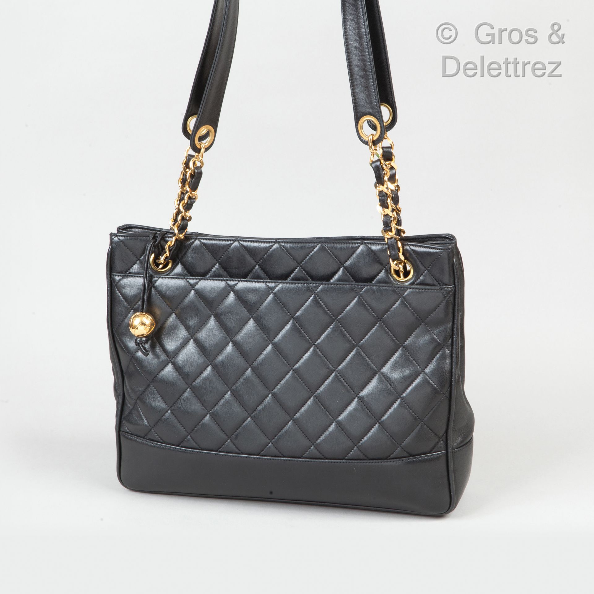 CHANEL 32cm shopping bag in black lambskin leather, par…