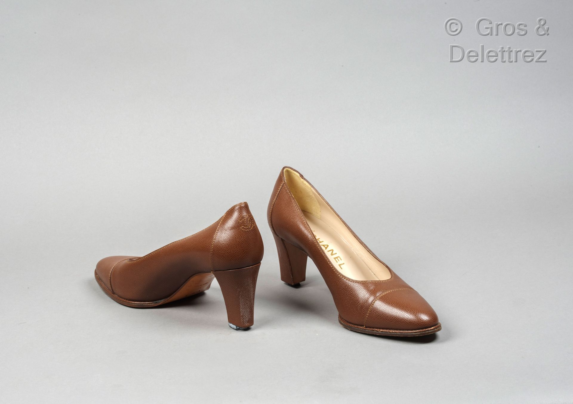 Null 香奈儿

一双可可色鱼子酱小牛鞋，70毫米的有盖鞋跟，皮革鞋底。T.38 1 / 2.状况良好（鞋跟要换，略有磨损）。