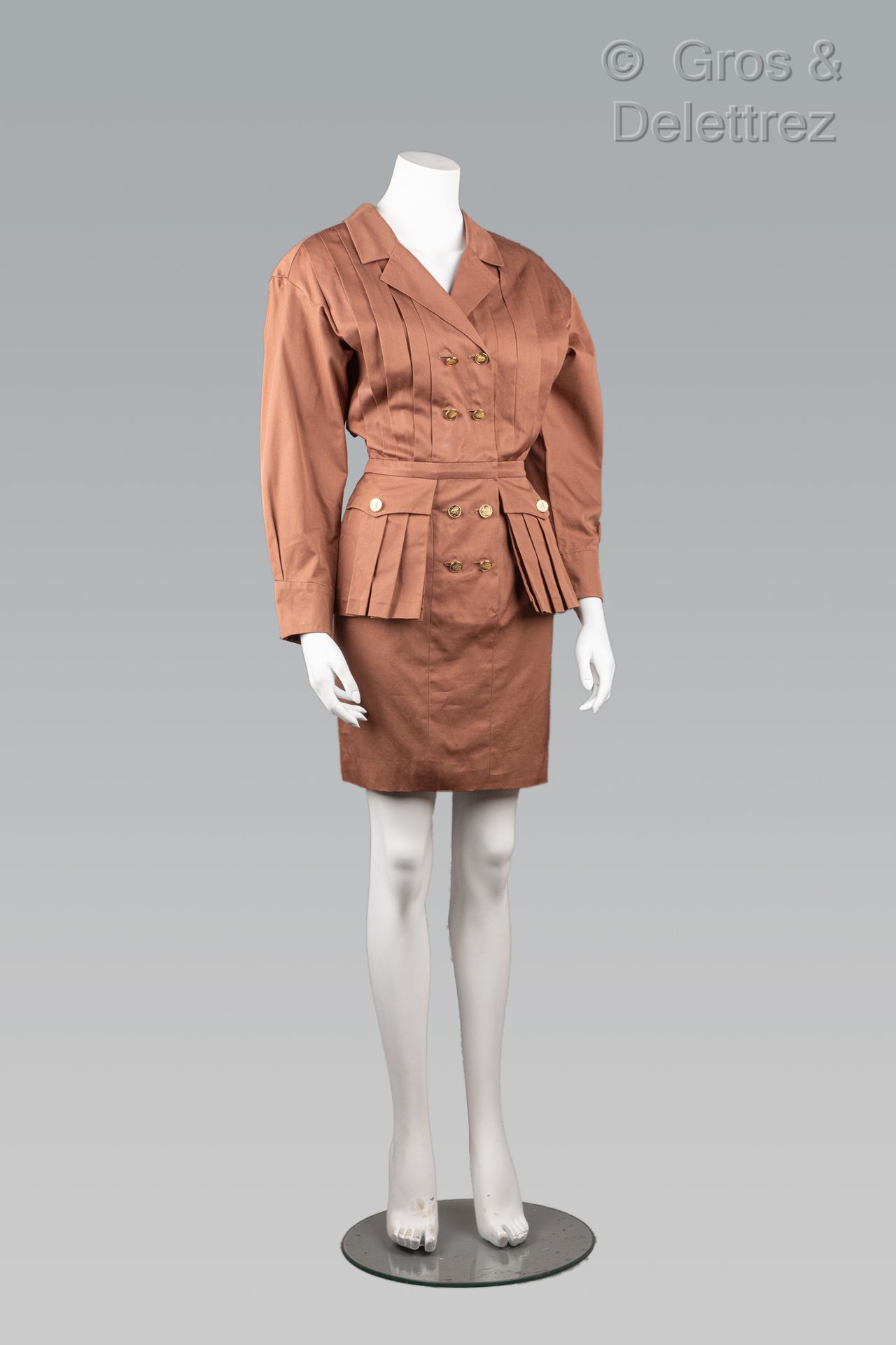 Null 卡尔-拉格斐的香奈儿专卖店

约1985年

双排扣连衣裙，部分褶皱的可可棉，披肩领，以玉米穗为主题的金色金属双扣，两个大贴袋，长袖。T.38.白色标&hellip;