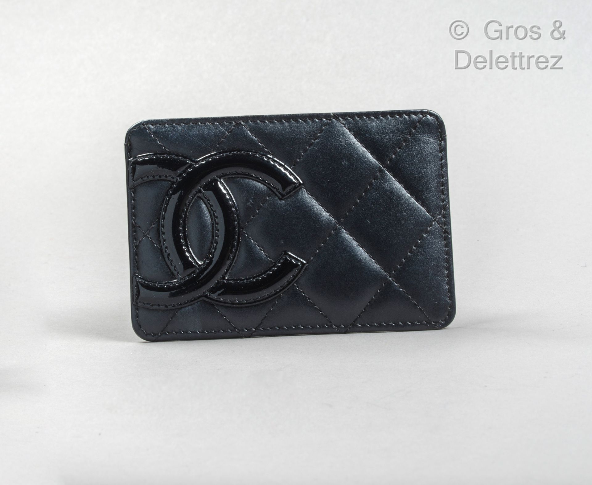 Null CHANEL

Circa 2008

Cambon" cardholder in black quilted lambskin leather, t&hellip;