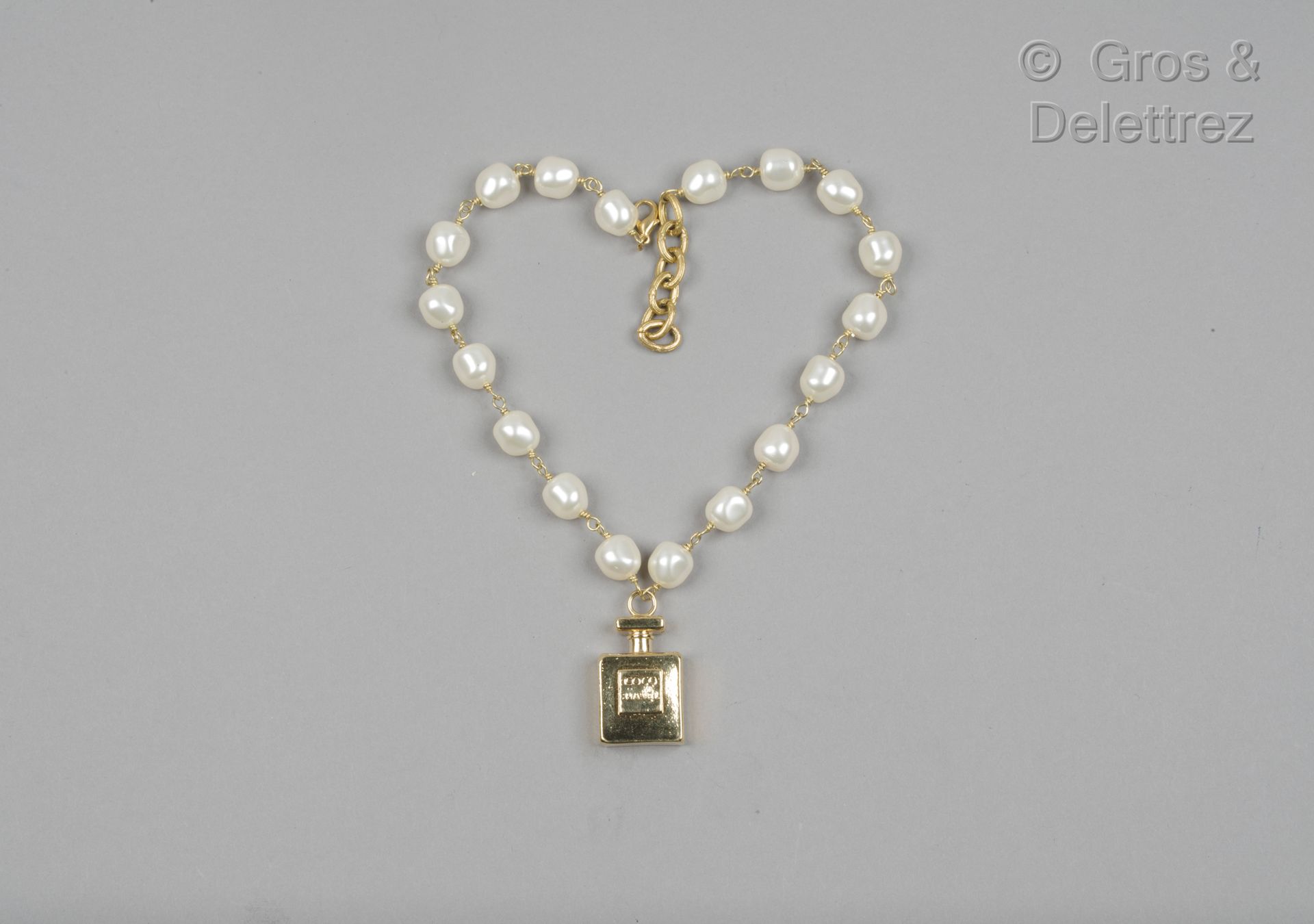 Null 香奈儿

约1990年

仿巴洛克式白珍珠项链，拿着一个带有 "N°5 "的镀金金属瓶。(修复品不是原件，没有签名)。长度：47厘米。
