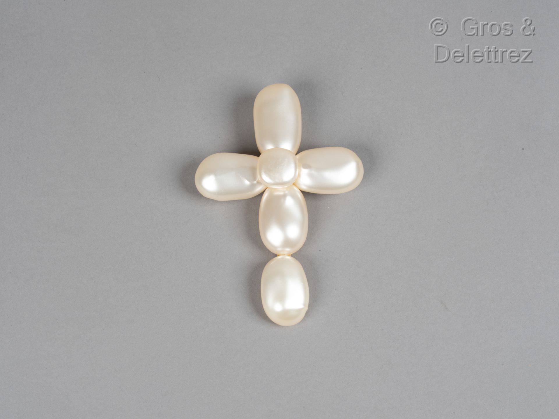 Null 卡尔-拉格斐的香奈儿 & 维克图瓦-德-卡斯特拉内

1992年春/夏高级时装系列

华丽的白色巴洛克式仿珍珠十字架胸针。高度：11厘米。签名。参考资&hellip;