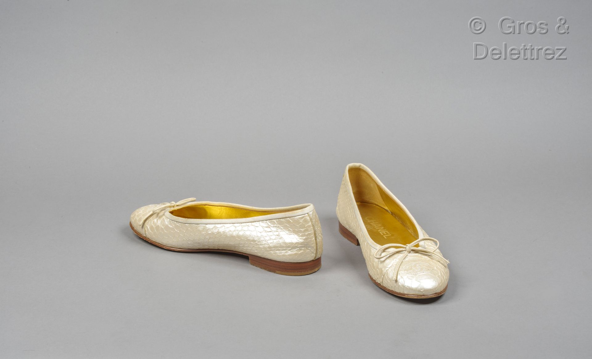 Null 香奈儿

一对珍珠色蟒蛇皮的芭蕾舞鞋，系带鞋面，缝有House标志的鞋头，皮革鞋底。T.37.状况良好（略有磨损，有痕迹）。