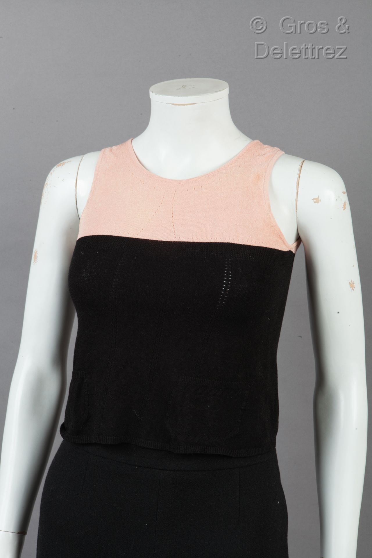 Null CHANEL

Sleeveless crop-top in pink and black mesh. White claw, black graph&hellip;