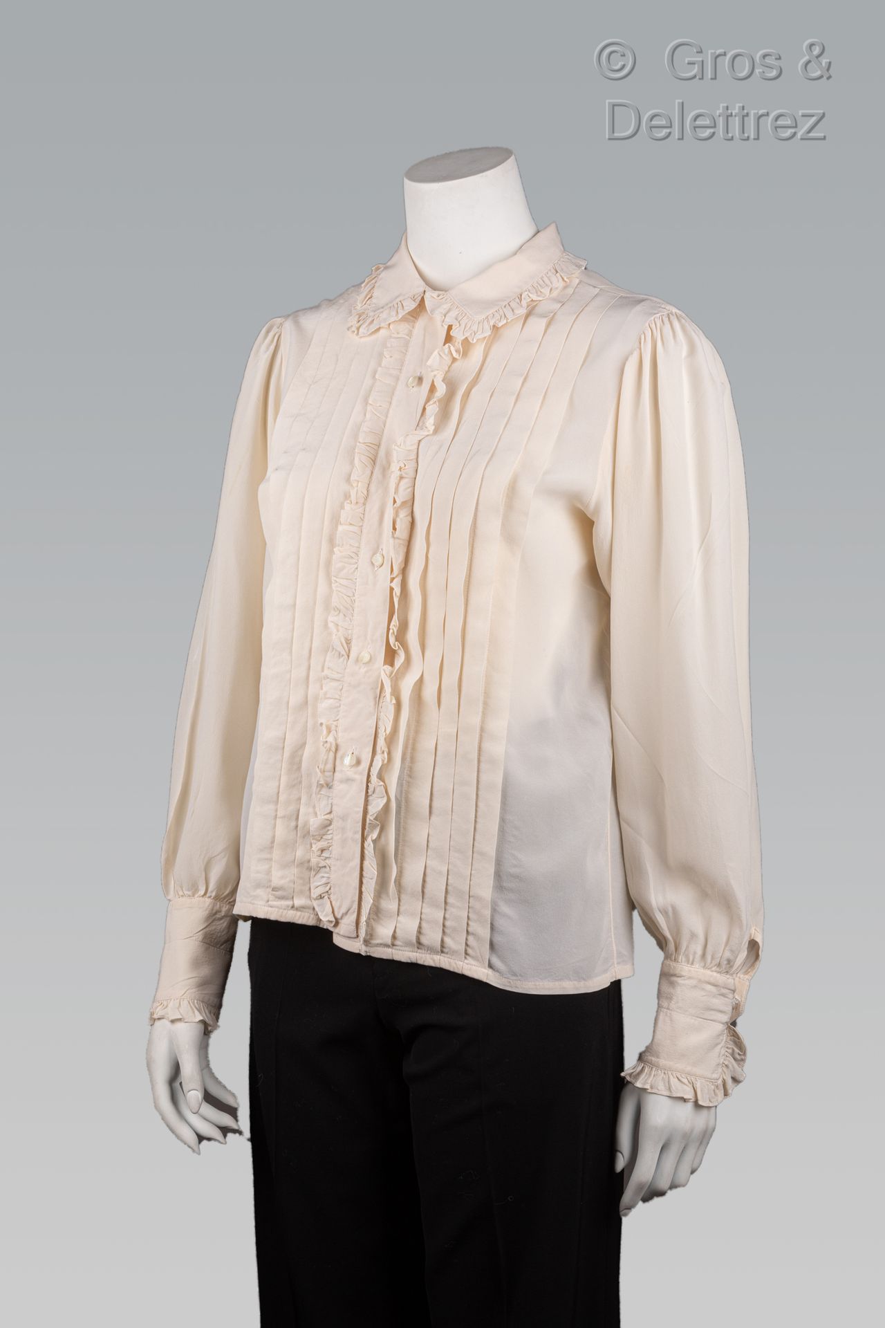 Null 卡尔-拉格斐的香奈儿

约1988年

衣服包括一件带褶皱的赤褐色丝质绉绸上衣，小领，单排扣，前襟打褶，长袖，和一条白色棉质裙子，两个口袋。白色的爪子&hellip;