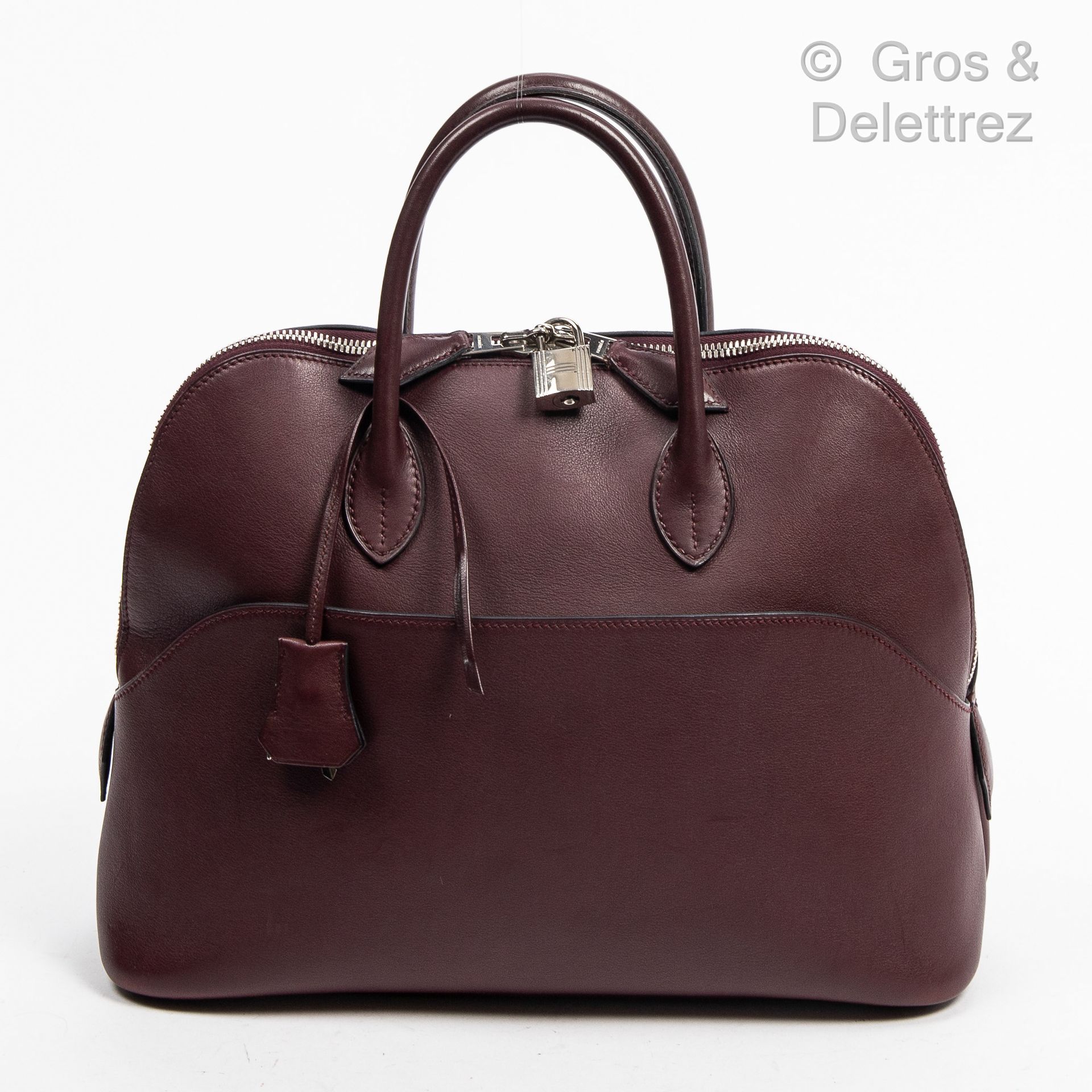 HERMÈS Paris made in France Année 2008

Sac « Bolide » 30 cm en Swift prune, fer&hellip;