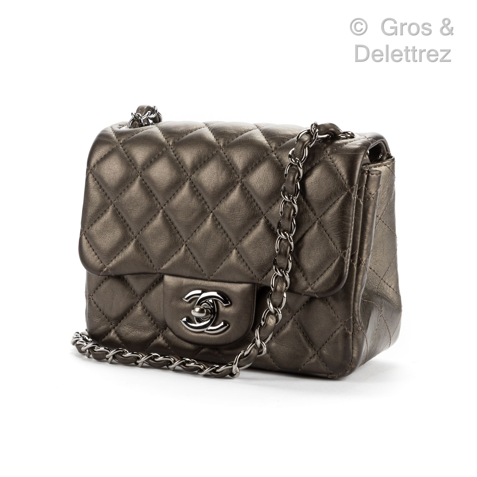 CHANEL Circa 2012

"Mini Timeless" bag 16 cm in silver-grey quilted lambskin lea&hellip;