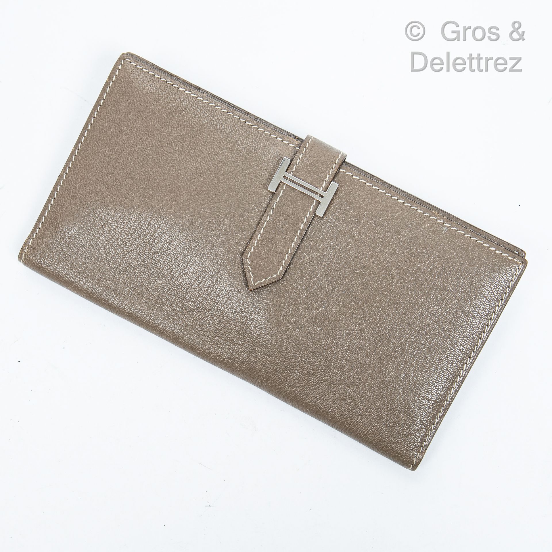 HERMÈS Paris made in France Year 2006

Wallet "Béarn" in taupe Epsom calfskin wi&hellip;
