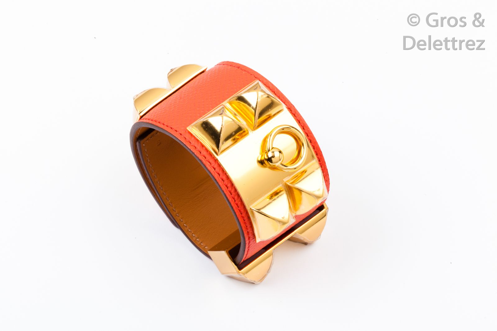 HERMES Bracelet Medor en box rouge et métal doré