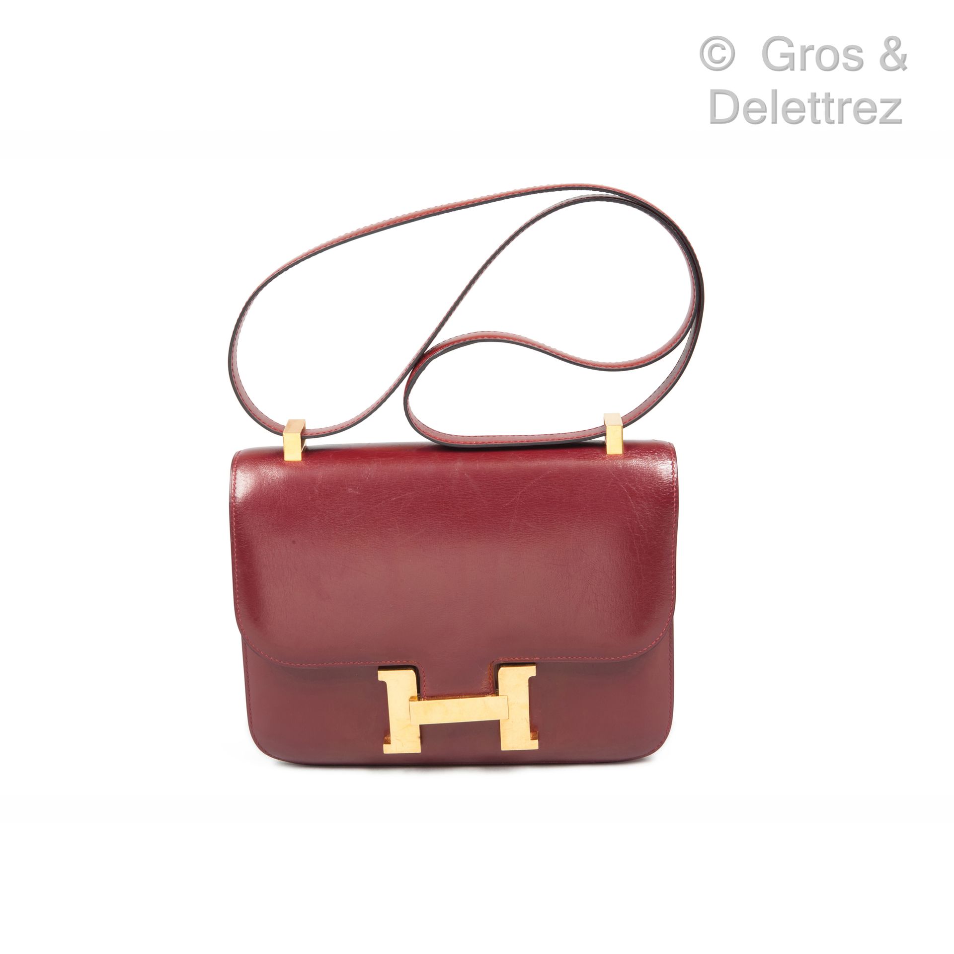 HERMÈS Paris made in France Constance "包，装在酒红色的盒子里，翻盖上有镀金的金属 "H "扣，可调节的半身带。状况良好。&hellip;
