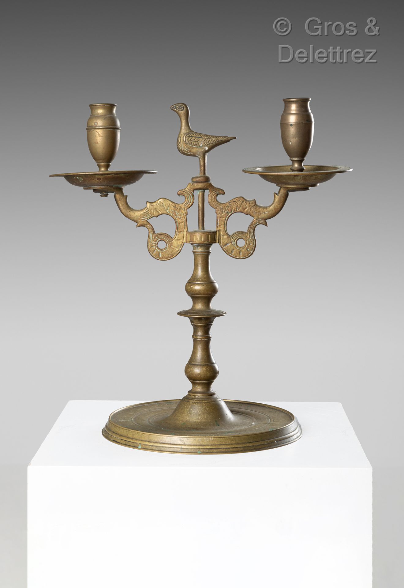 Null Dos candelabros de bronce, de dos brazos, base circular con las inscripcion&hellip;