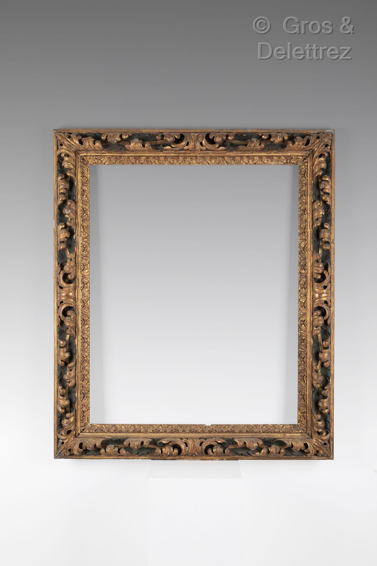 Null Carved and gilded wood frame with openwork decoration of acanthus leaves.

&hellip;