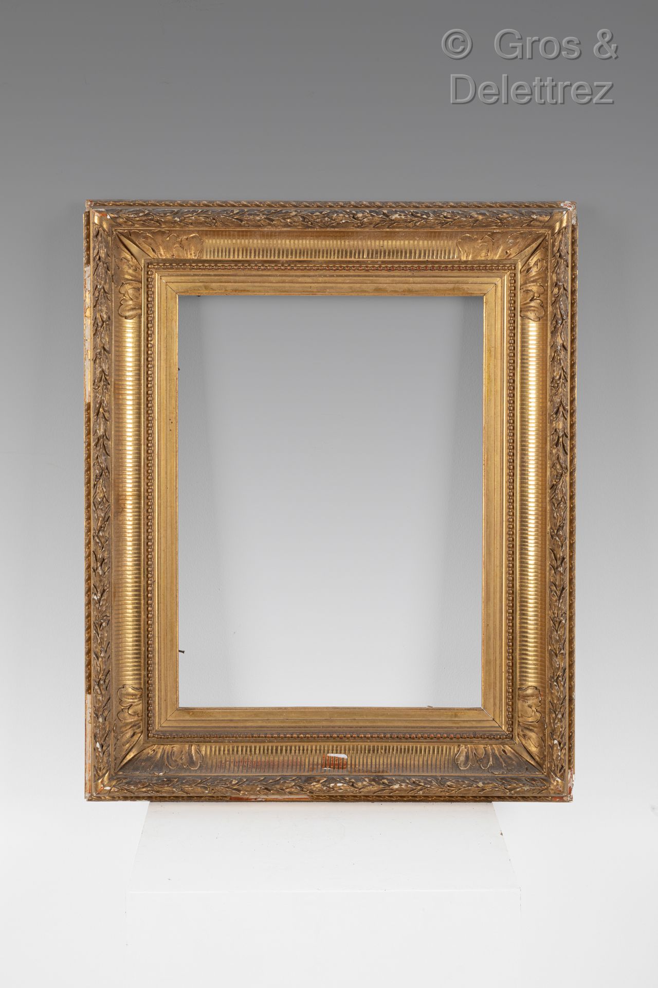 Null Wood and gilded stucco frame decorated with canals, pearls and acanthus lea&hellip;