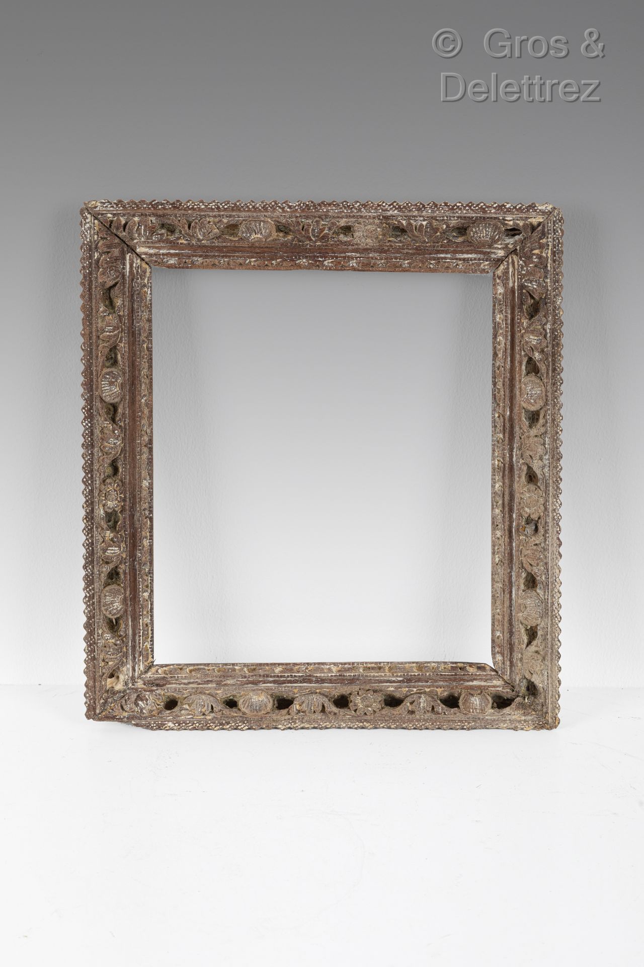 Null Carved and openworked wooden frame with alternating acanthus leaves and cul&hellip;
