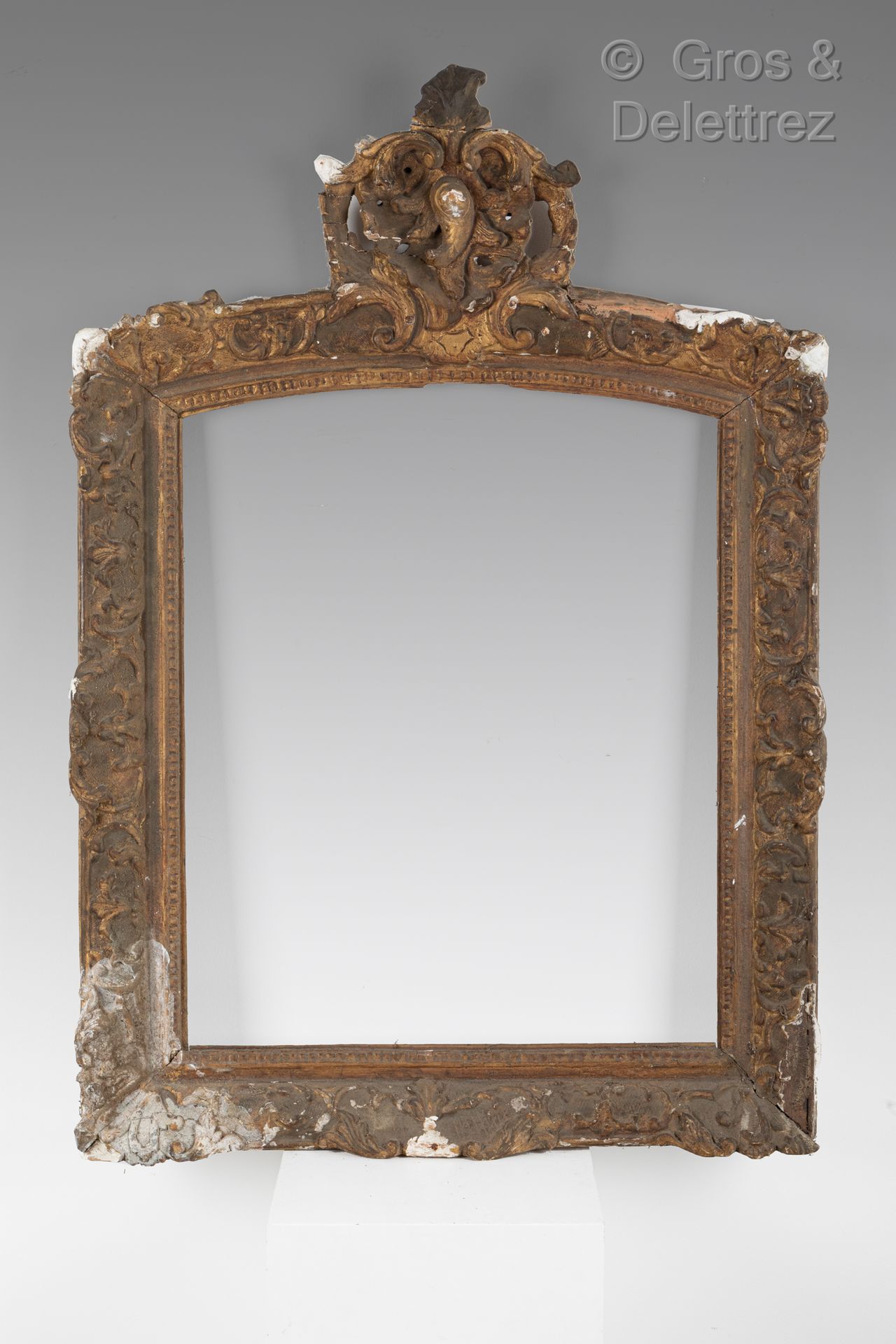 Null 一个雕刻和镀金的木头和灰泥的镜子框架，装饰着格子背景上的叶子卷轴，上部是拱形的，顶部是一个大型的镂空的罗盖尔贝。

18世纪初

104 x 72厘米&hellip;
