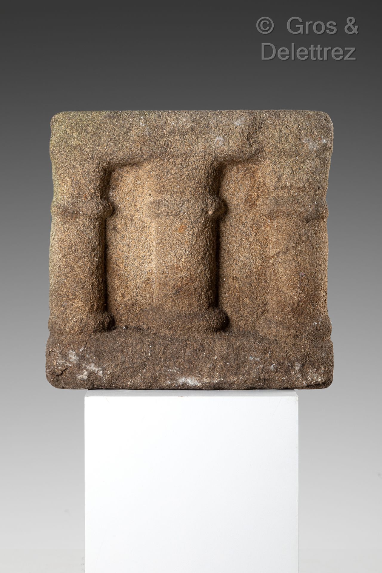 Null Élément décoratif en granite sculpté de trois petites colonnes.

Bretagne, &hellip;