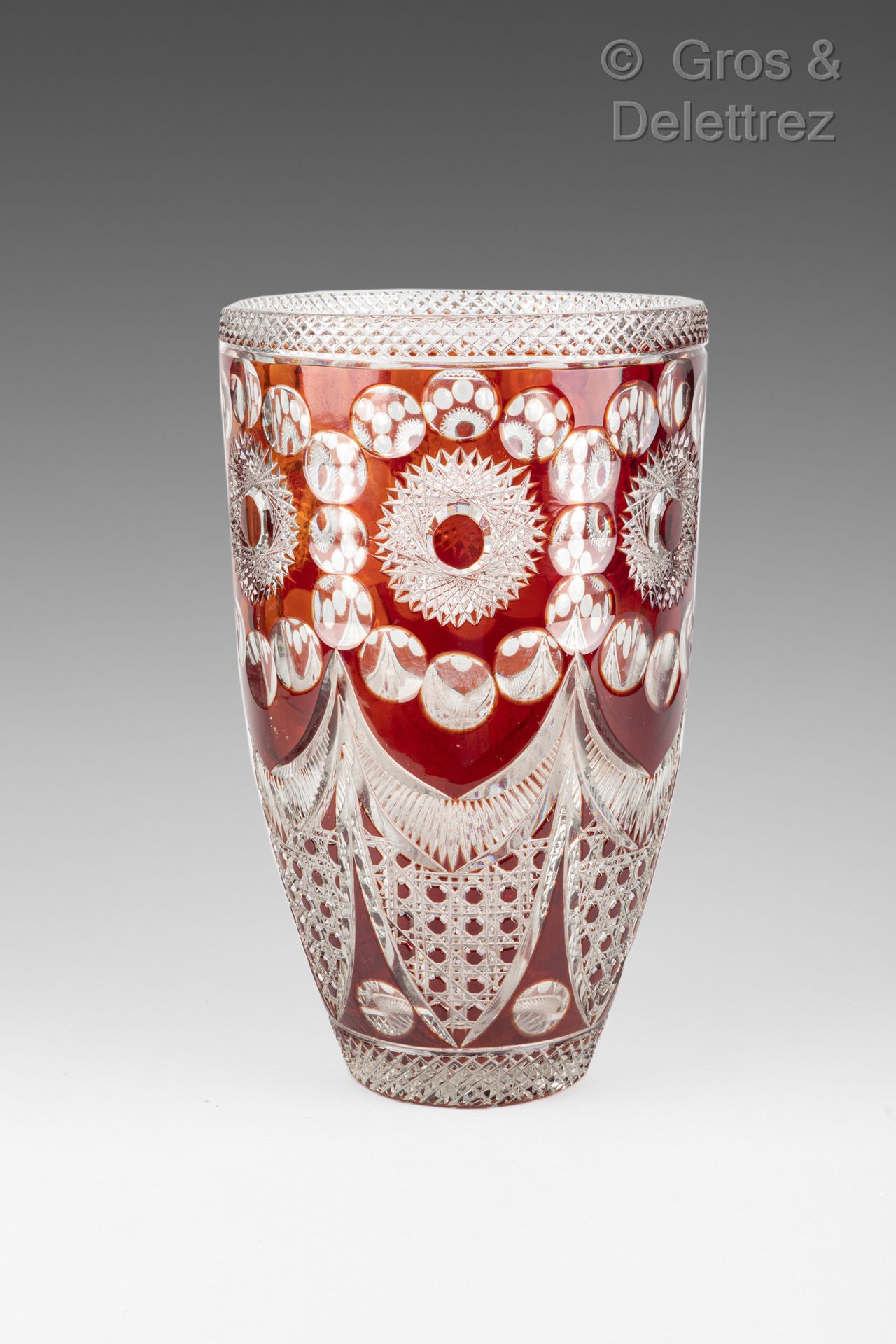 Null Vase en cristal doublé brun gravé

Haut : 32 cm