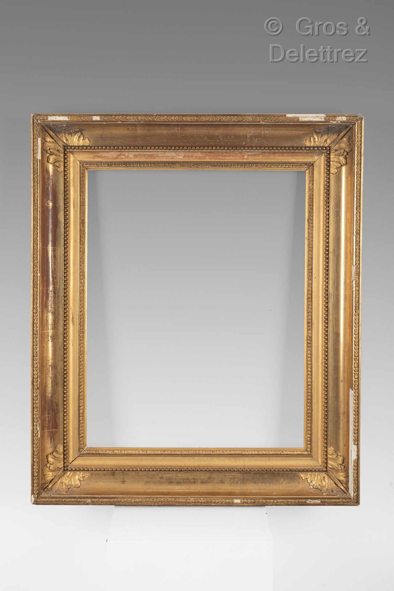 Null Wood and gilded stucco frame decorated with a frieze of piastres, pearls an&hellip;