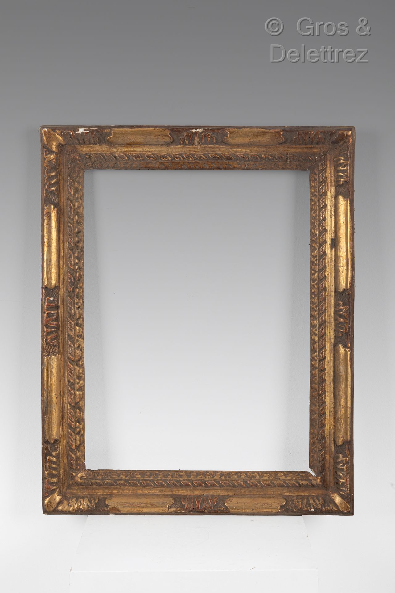 Null 雕刻和镀金的木框，四角和中间有刺桐叶。

路易十三时期。

31,3 x 41,5厘米。外形6.2厘米。镀金的