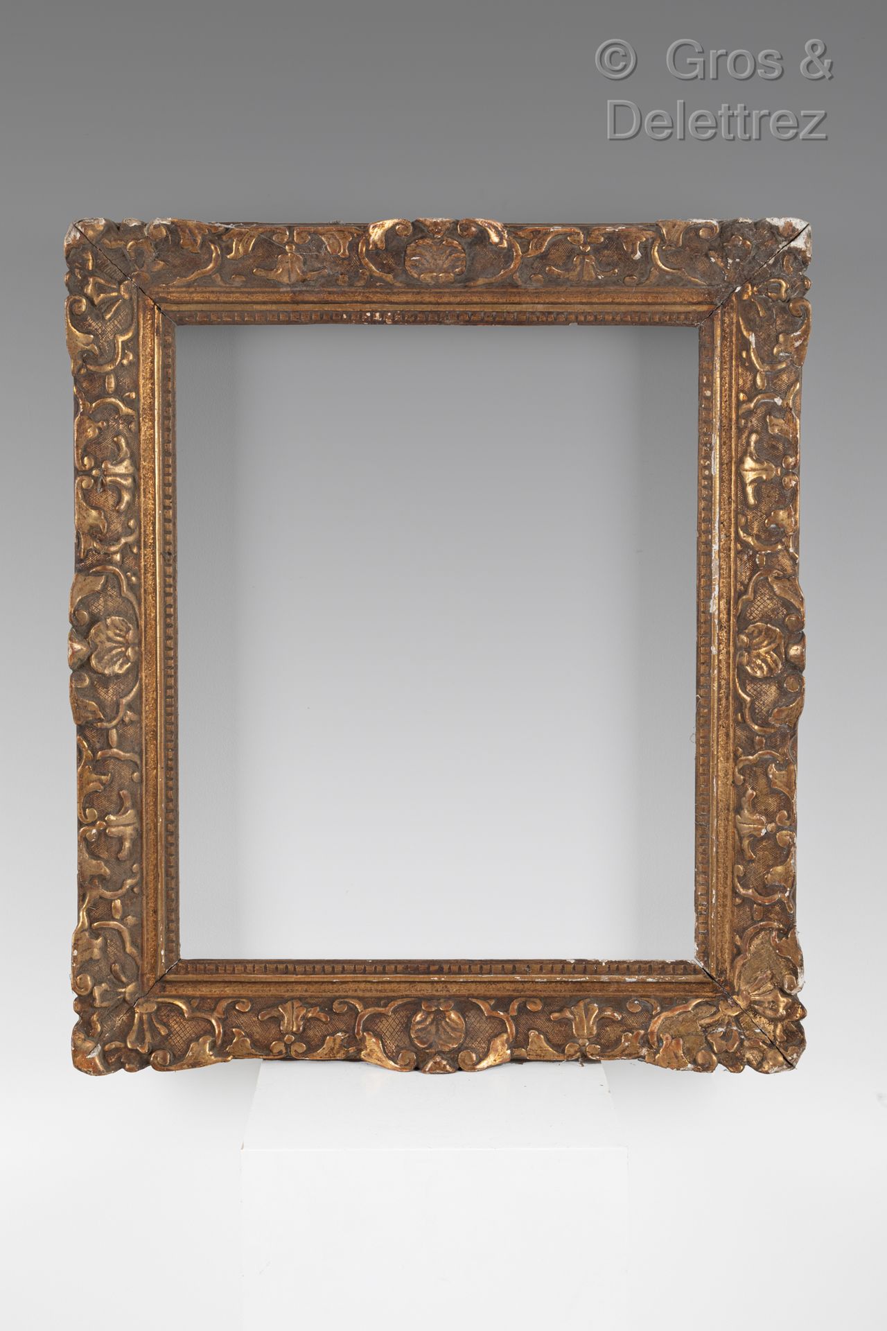 Null Carved and gilded oak frame with Bérain decoration with sandblasted and den&hellip;