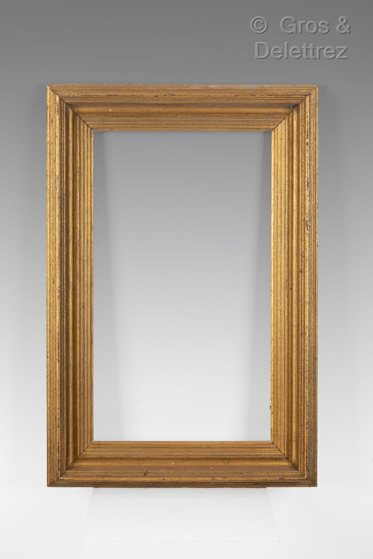 Null Molded and gilded oak frame

Circa 1900

30,4 x 53,8 x 7,5 cm 10M