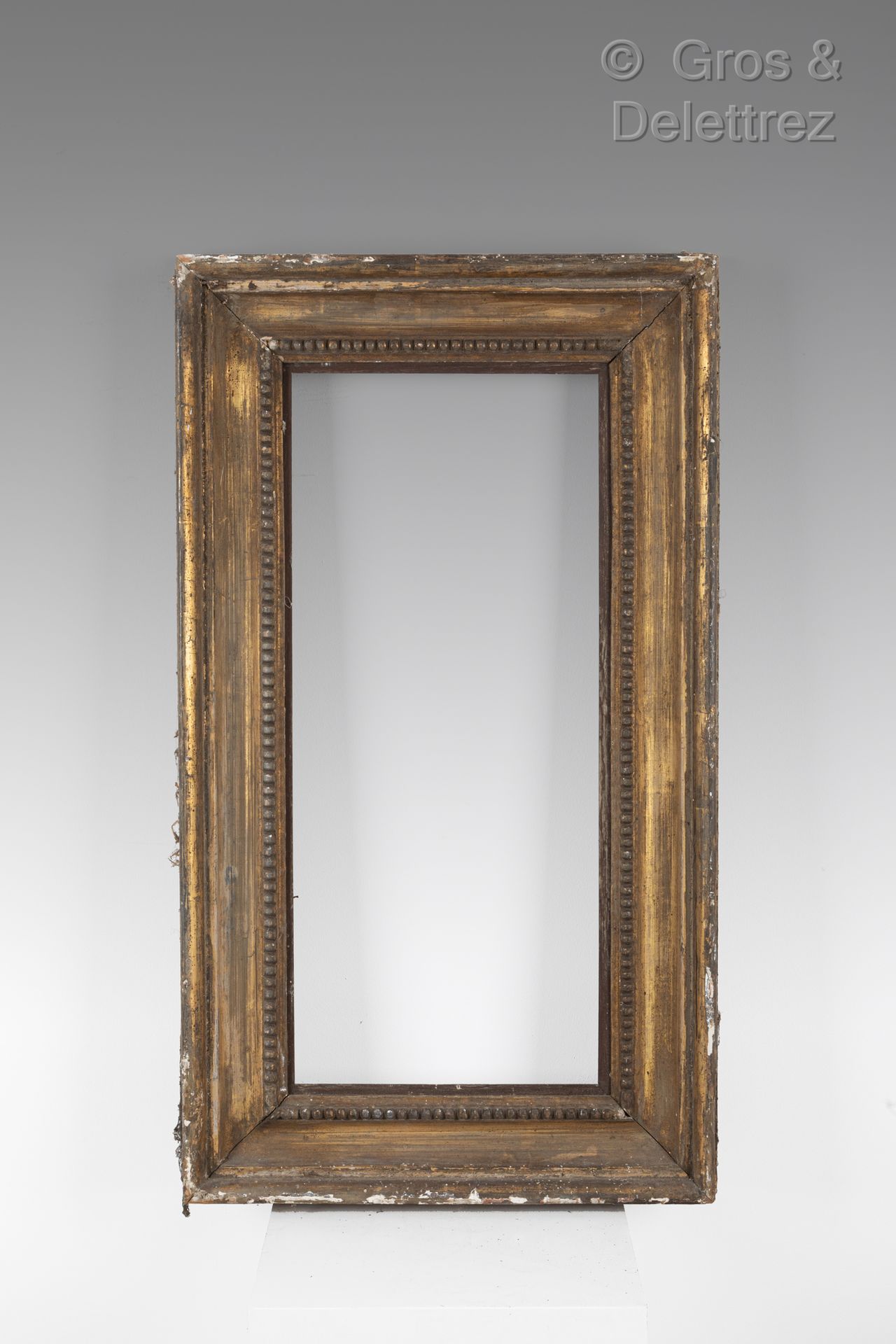 Null Carved and gilded wood frame decorated with pearls.

19th century

27,2 x 6&hellip;