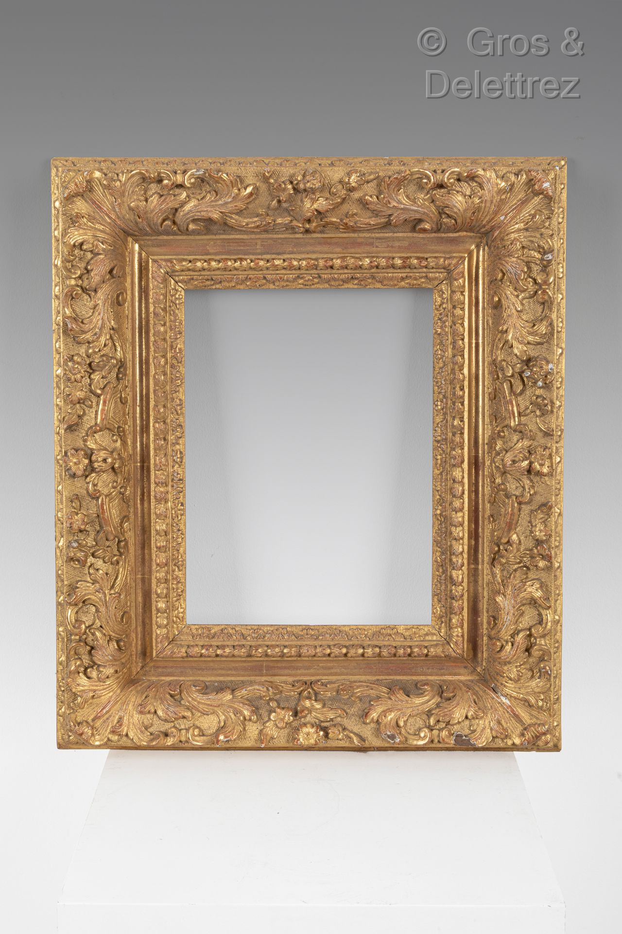 Null Carved and gilded oak frame decorated with foliage and lambrequins.

Louis &hellip;