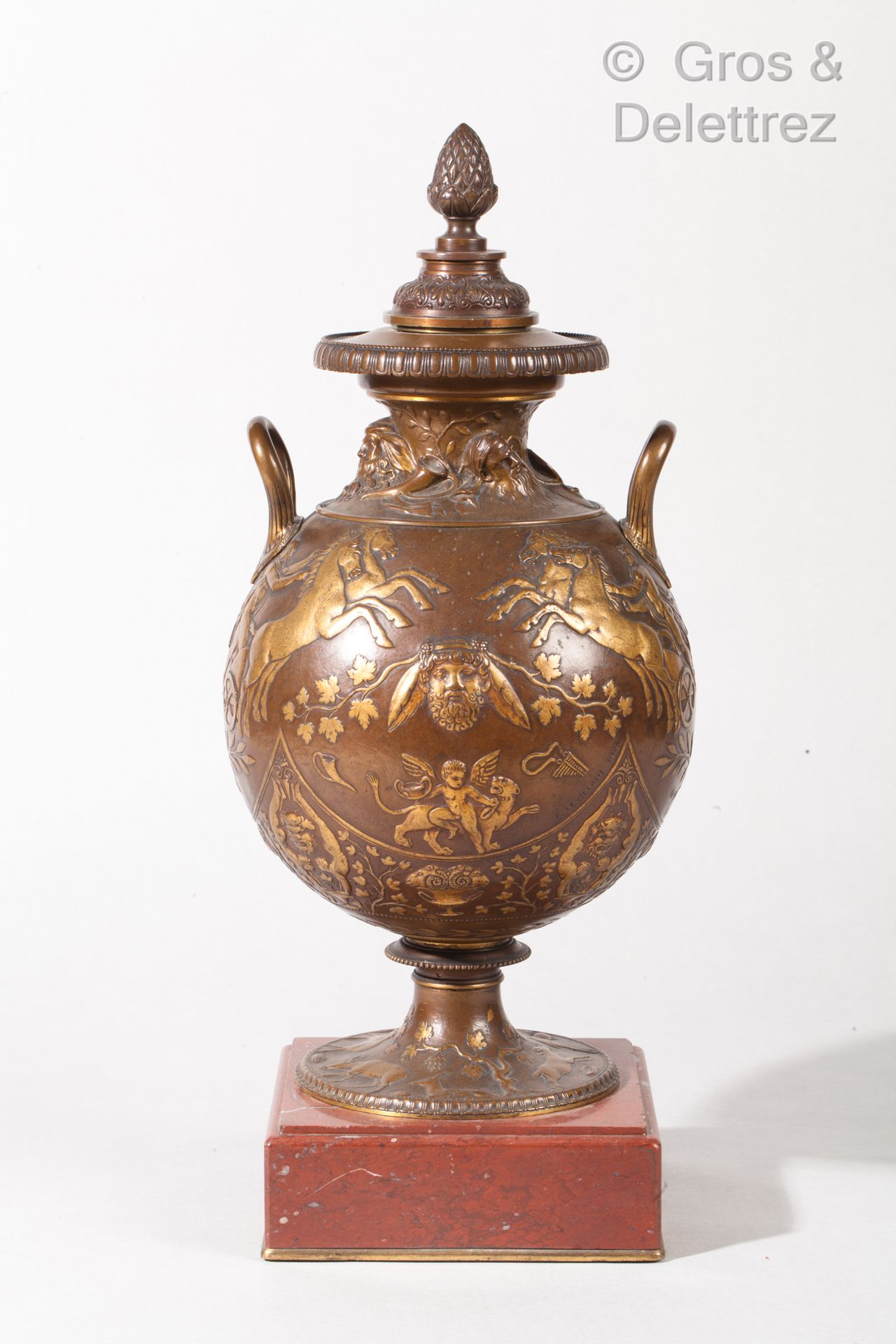 Ferdinand LEVILLAIN (1837-1905) et Ferdinand BARBEDIENNE fondeur 一个球状的有盖花瓶，有两个把手&hellip;