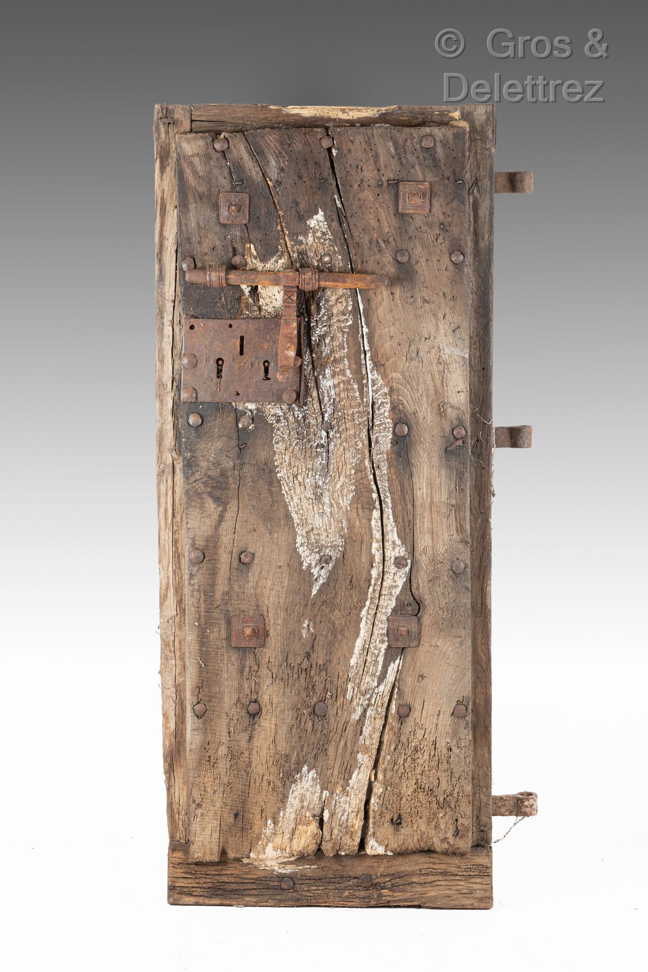 Null 橡木门，门锁上有一个手柄形式的门闩，用锻铁钉子装饰。

西班牙，17/18世纪

高度：170厘米 - 宽度：71厘米

(侵蚀、可见事故)