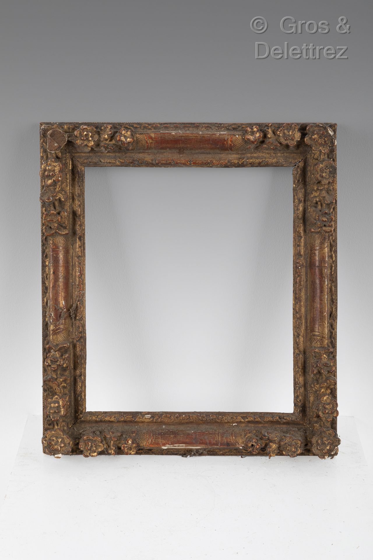 Null Carved and gilded oak frame decorated with flowers in the corners.

Louis X&hellip;