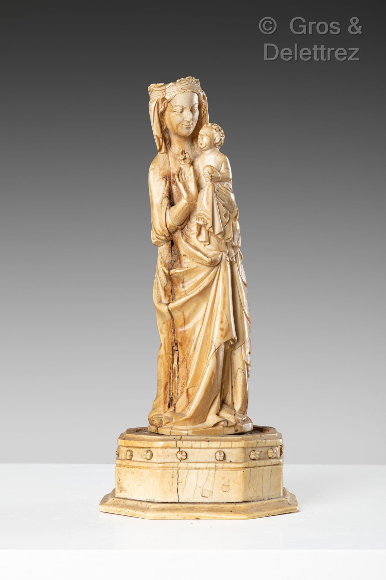 Null Vierge à l’Enfant en ivoire sculpté en ronde-bosse.

XIXe siècle dans le st&hellip;