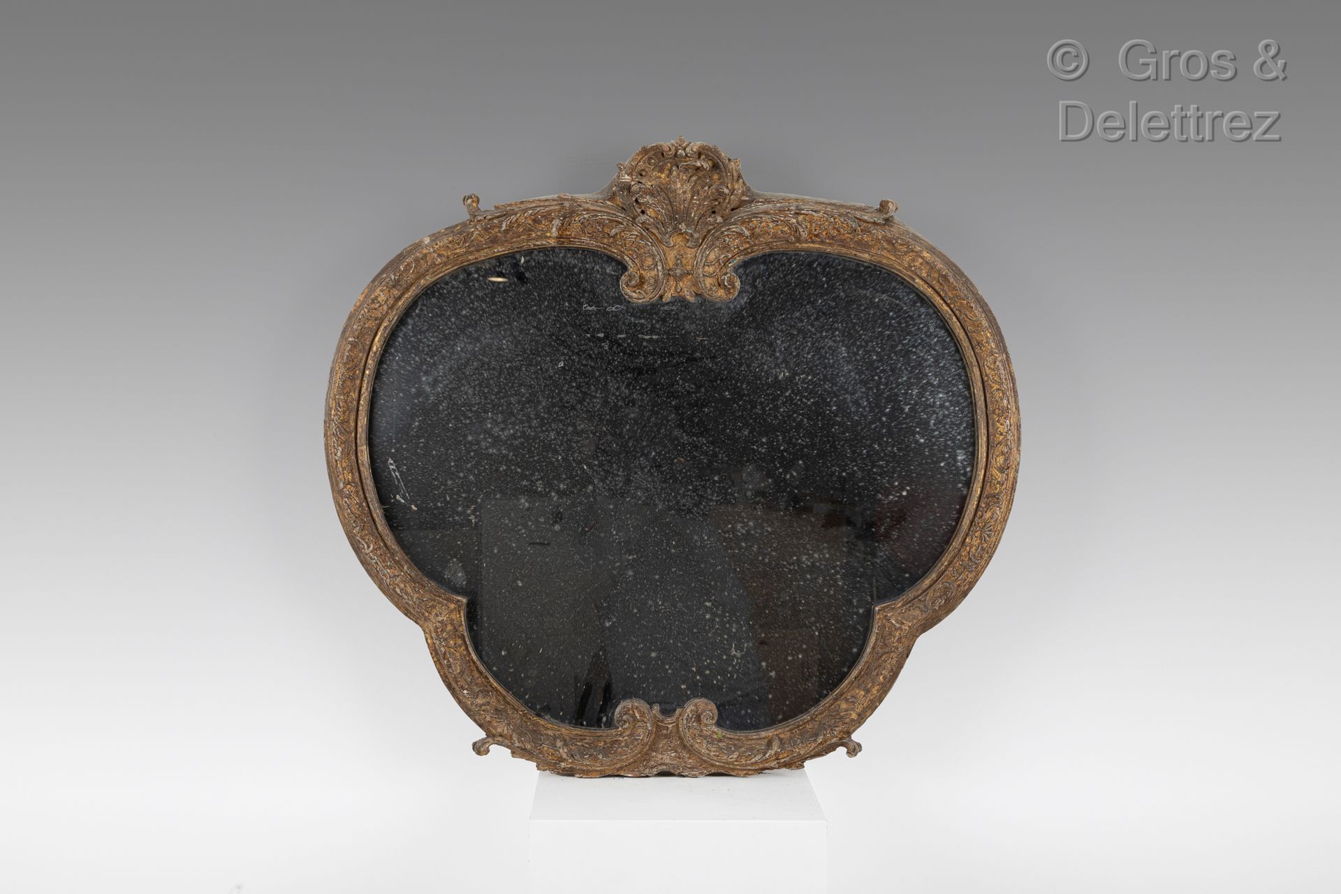 Null A carved, stuccoed and gilded wood multi-lobed mirror decorated with clashi&hellip;