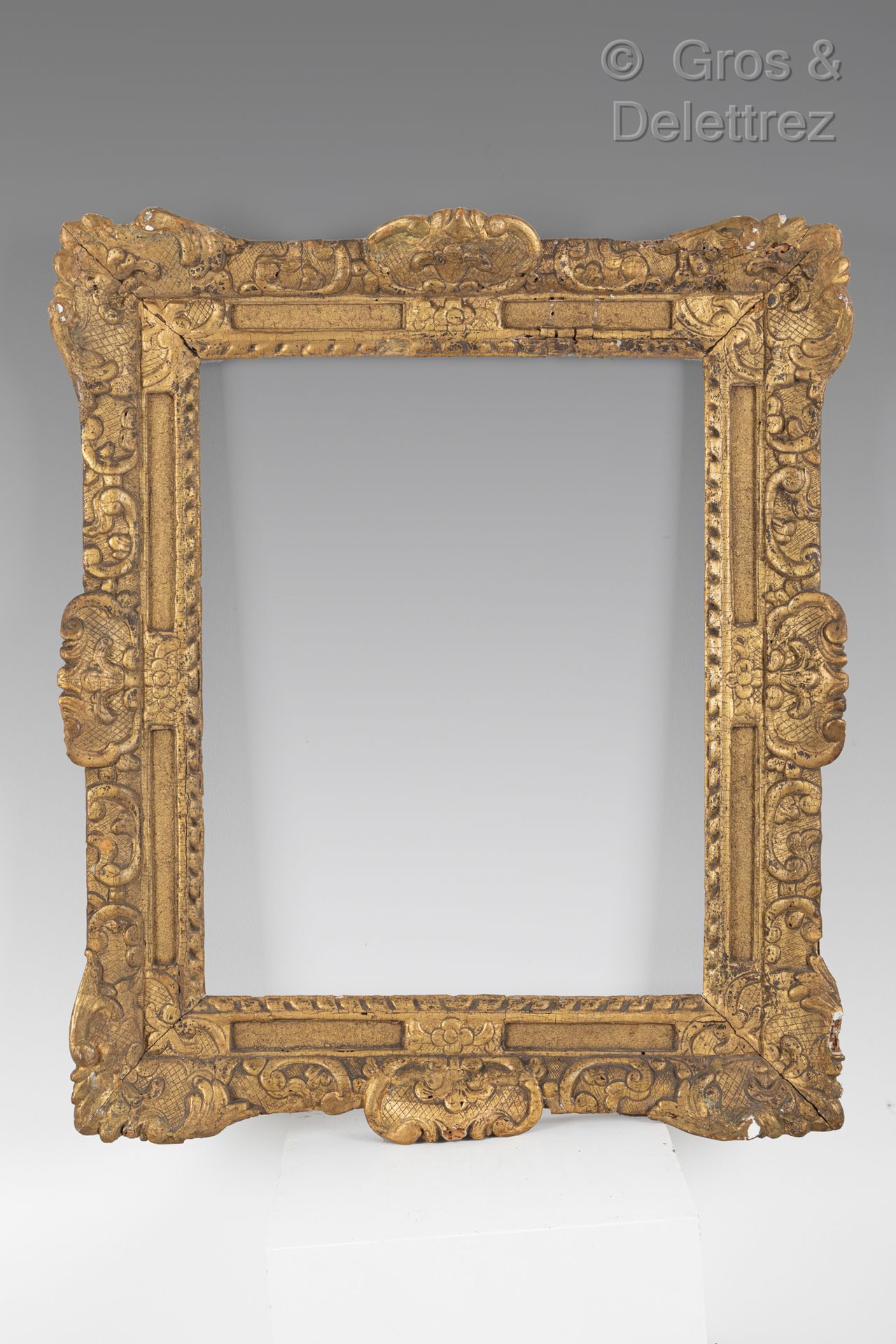 Null Carved and gilded wood frame with Bérain decoration with old parecloses.

L&hellip;