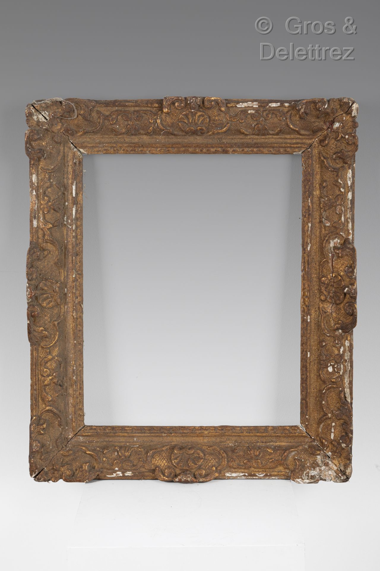 Null Carved and gilded oak frame with Bérain decoration.

Louis XIV period

31,5&hellip;