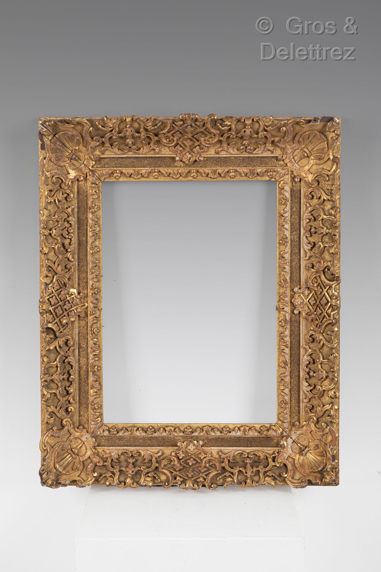 Null Carved and gilded oak frame with Bérain decoration, sandblasted on the plat&hellip;