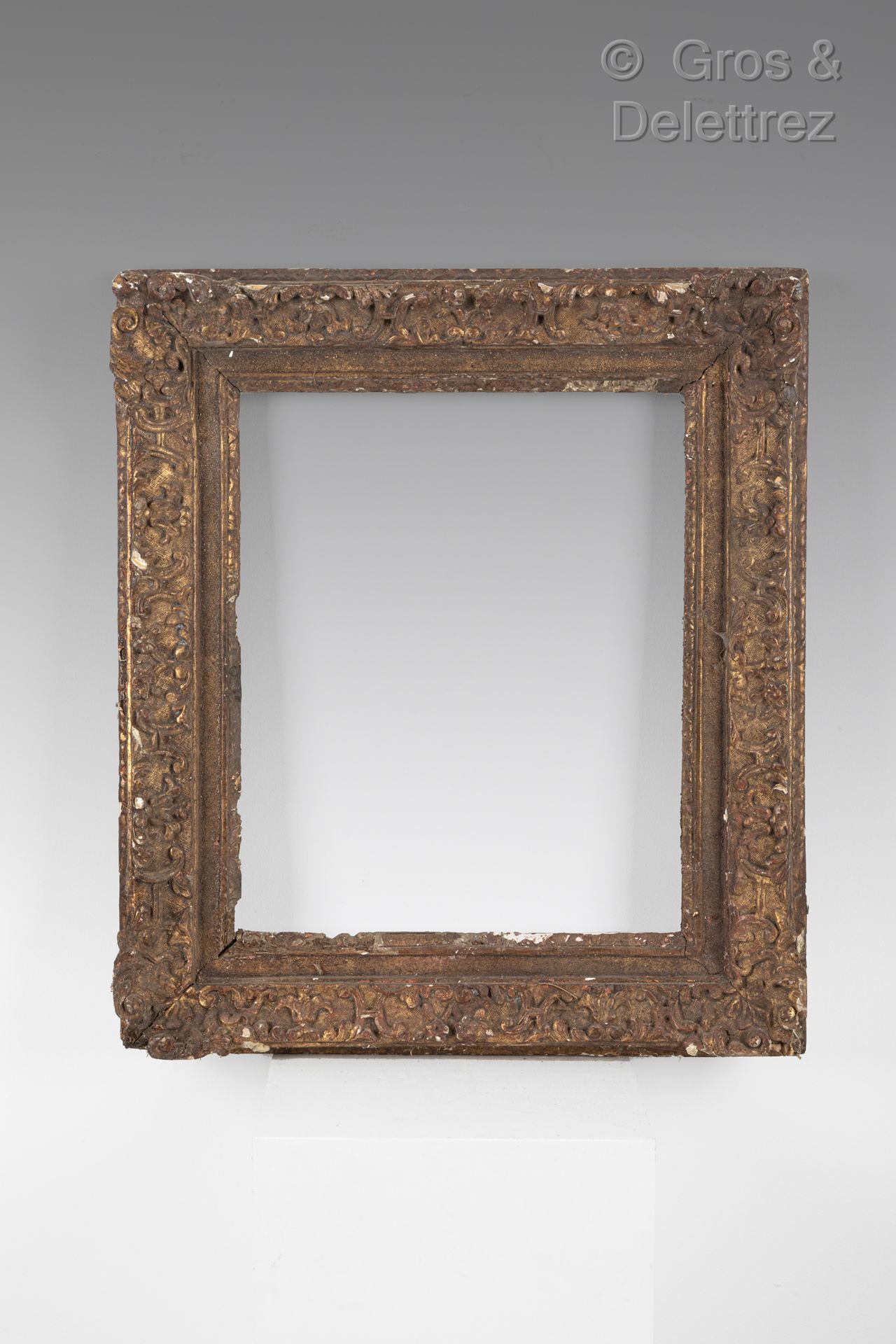 Null Carved and gilded oak frame with Bérain decoration with sandblasted in the &hellip;