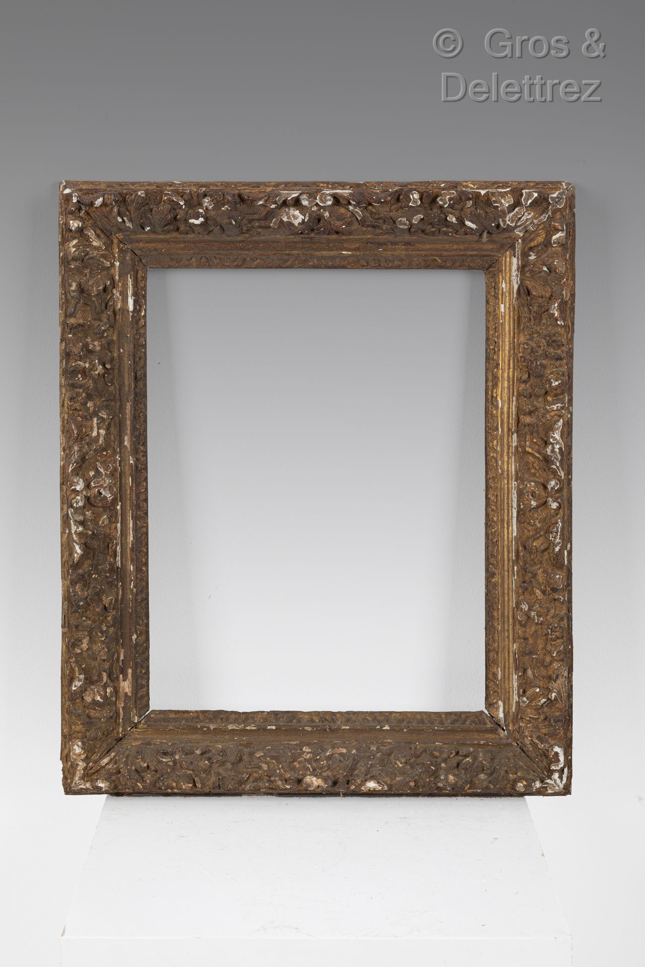 Null Carved and gilded oak frame decorated with culots and lambrequins.

Louis X&hellip;