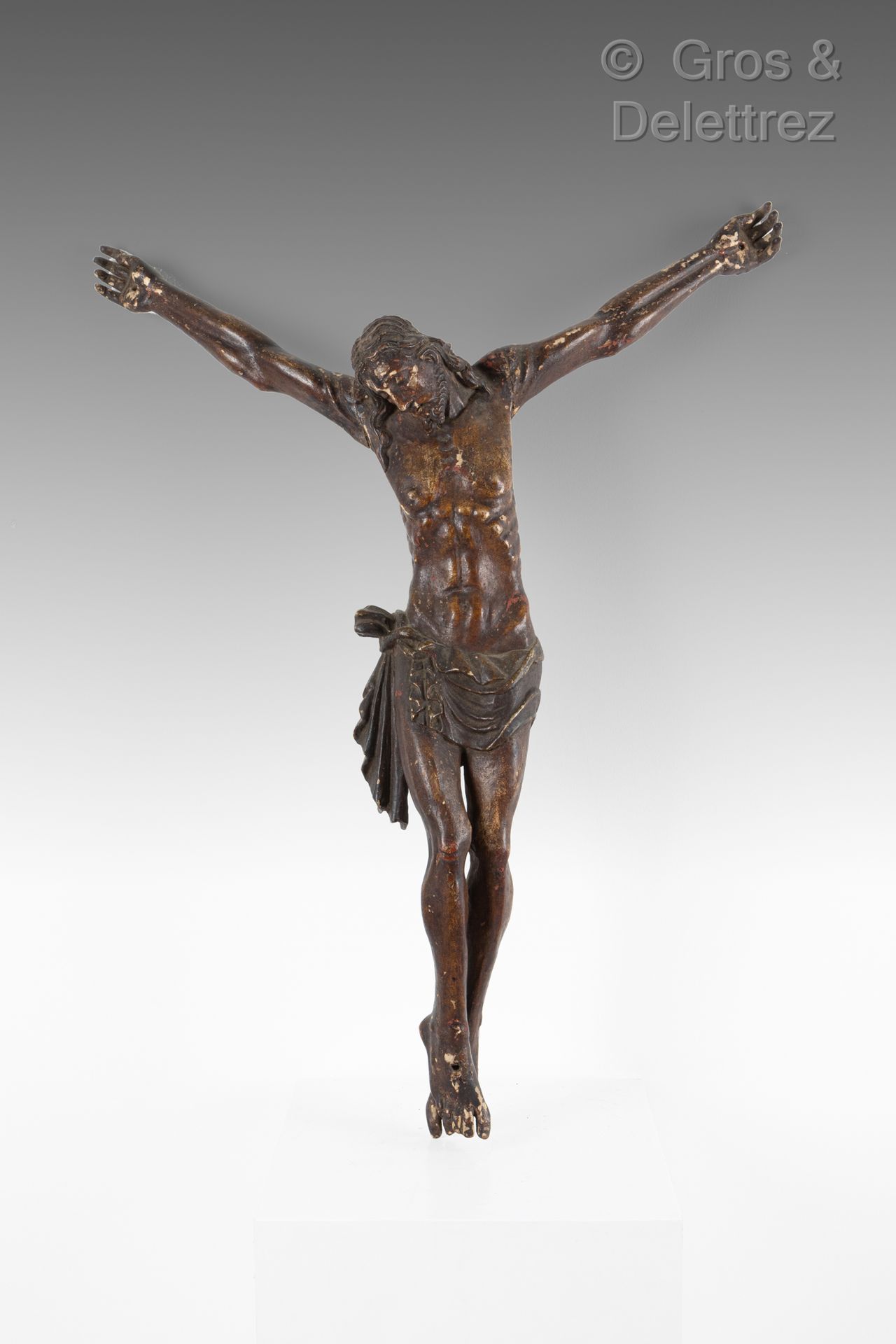 Null Christ en bois sculpté et patiné. Tête inclinée sur l’épaule droite, barbe &hellip;