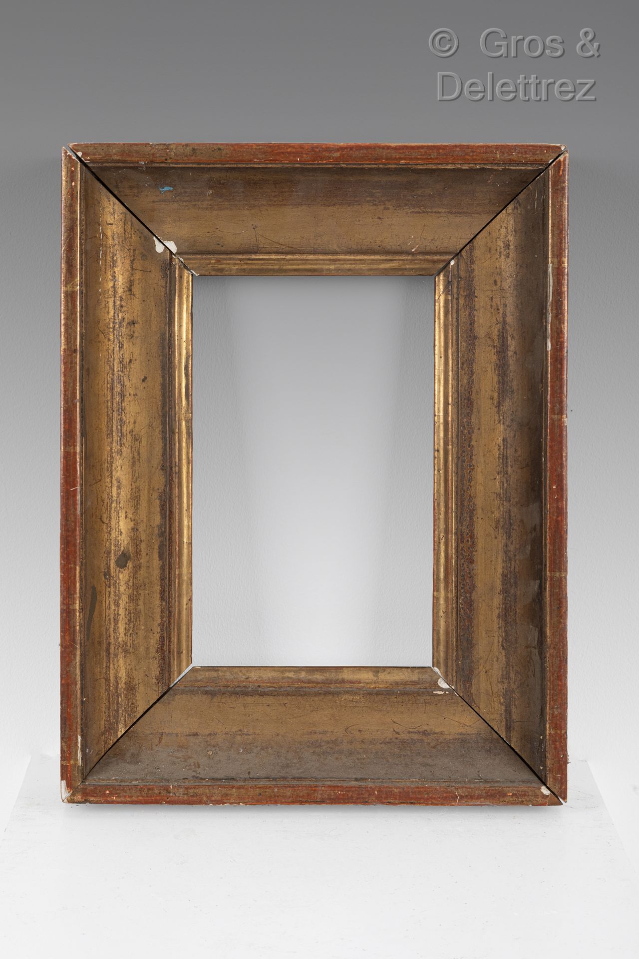 Null Garganta de madera moldeada y dorada.

Siglo XIX

12,2 x 25 x 6,5 cm