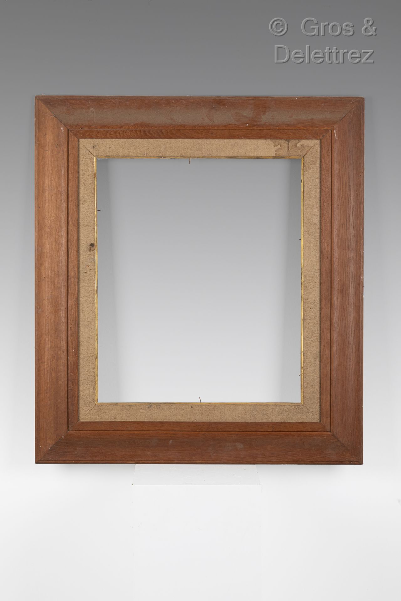Null Umgedrehter Rahmen aus geformtem Nussbaumholz

Um 1920

60 x 69,7 x 10,5 cm&hellip;