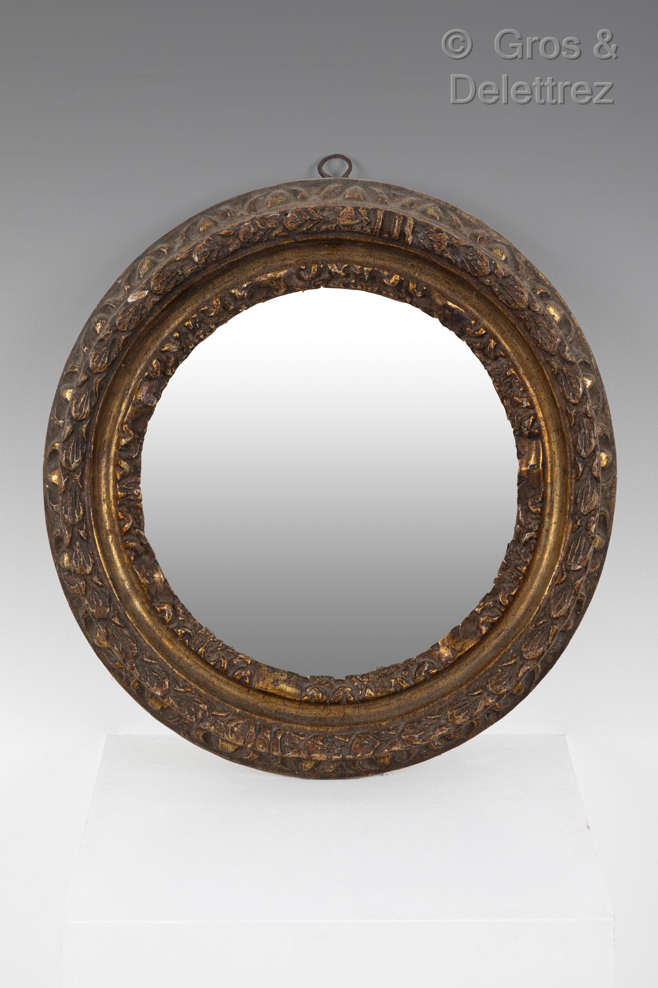 Null 圆形雕刻和镀金的木框，上面有麦加。

那不勒斯 17世纪

直径：23厘米。外形：6厘米。