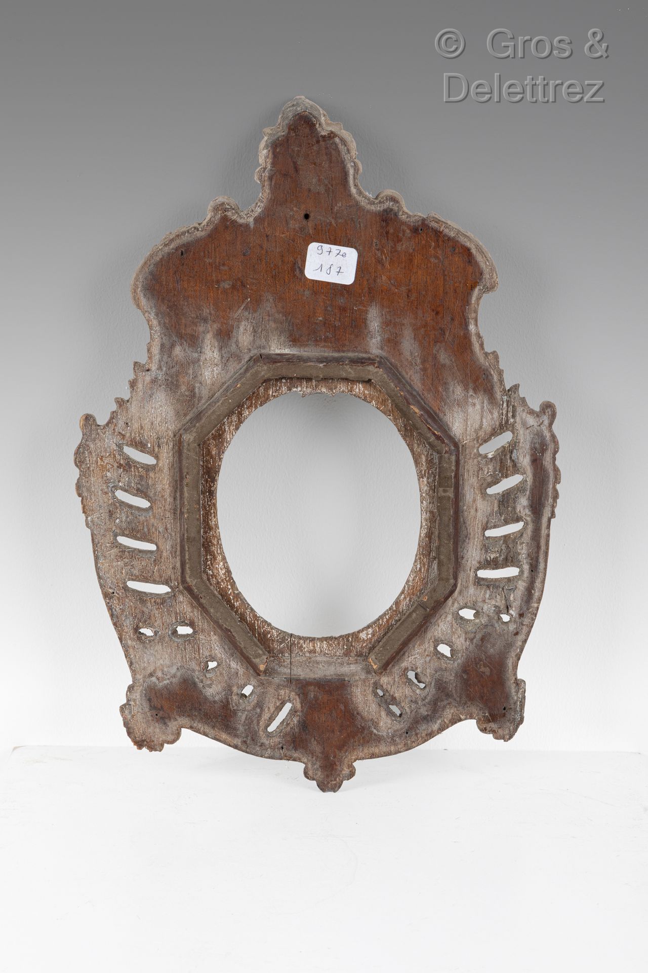Null Carved oak monoxyl frame with oval view and rocaille decoration.

19th cent&hellip;