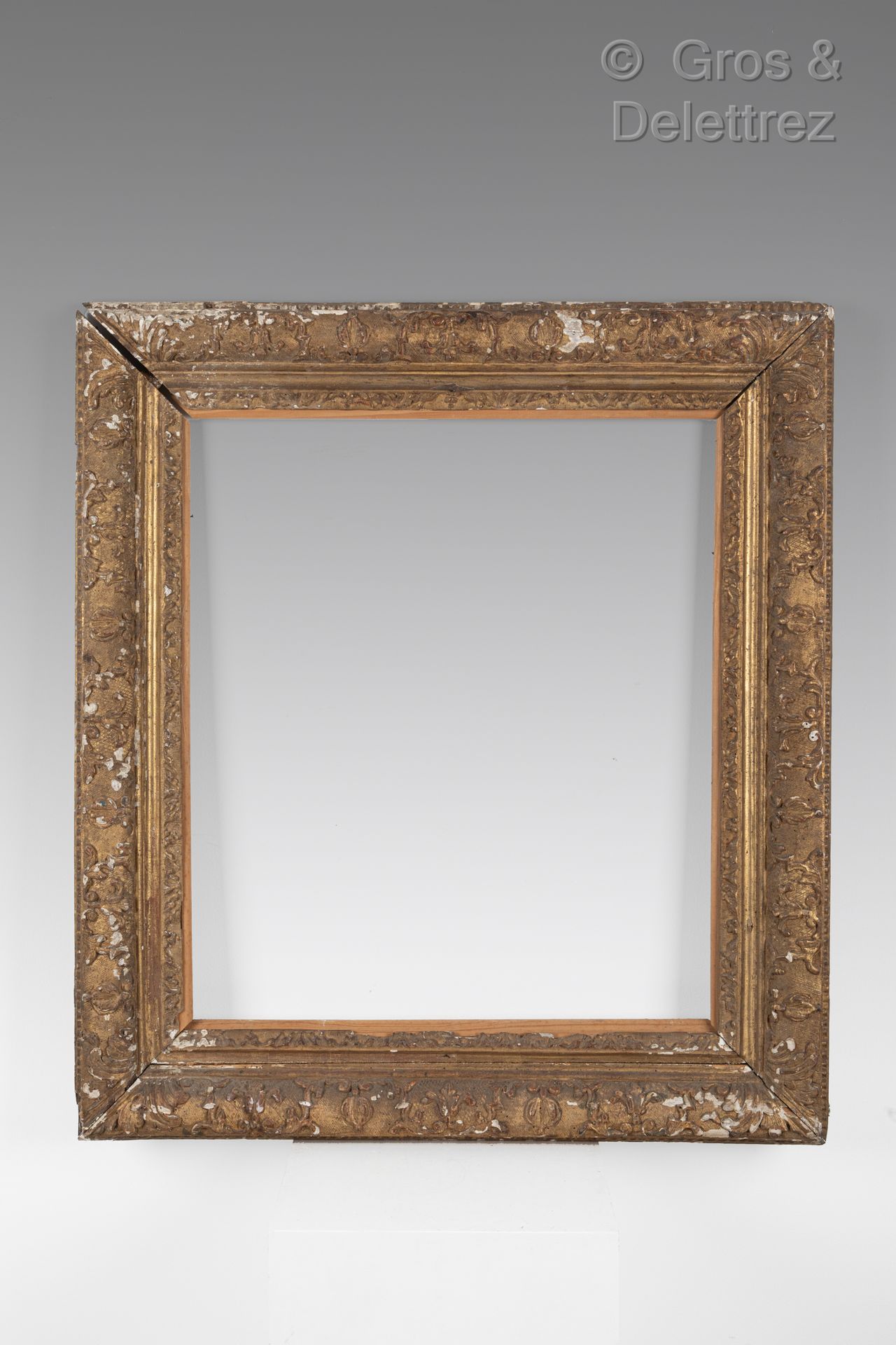 Null Carved and gilded oak frame with alternating fleur-de-lys and culots decora&hellip;