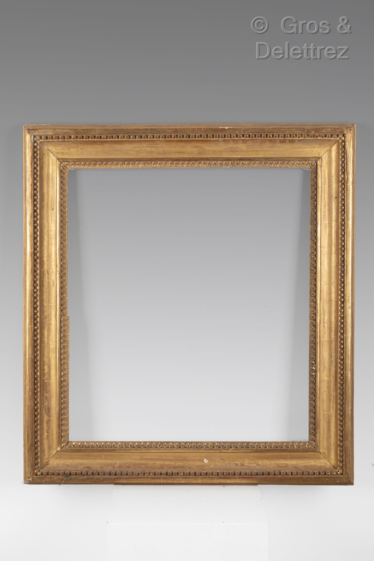 Null Carved and gilded oak frame decorated with pearls and heart-shaped raisins.&hellip;